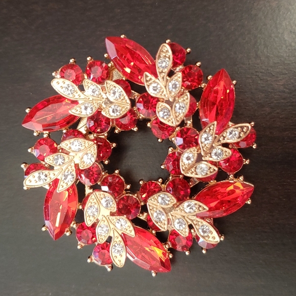 Jewelry - Rhinestone Red Wreath Brooch Pin Gold To…